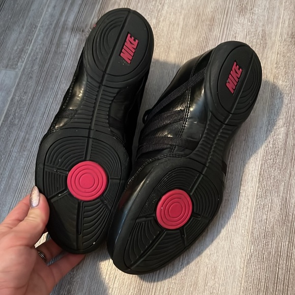 Nike Air Runners. Black with Pink Detailing. Size 6. - Picture 3 of 4